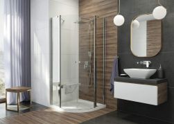 Nowoczesna łazienka z półokrągłą kabiną prysznicową z zestawem prysznicowym podtynkowym w chromie Deante Alpinia, z wiszącą szafką z umywalką nablatową, lustrem i dwoma kinkietami