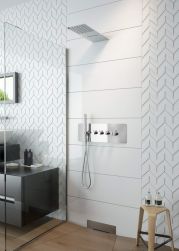 biała łazienka, drewniana podoga, czarna szafka pod umywalką, Slim Line System zestaw prysznicowy podtynkowy termostatyczny chrom NAC_09LT