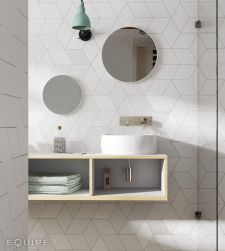 Widok na ścianę w łazience wyłożoną białymi płytkami z kolekcji Rhombus z wiszącą szafką z umywalką nablatową, dwoma okrągłymi lustrami i lampą wiszącą