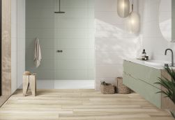 pomieszczenie wyłożone płytkami Rlv Fabric Chromatic White 33,3x100 z dużym prysznicem , umywalką podwieszaną oraz lustrem i elementami ozdobnymi