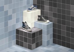 Pomieszczenie z ekspozytorami z butami wyłożone kolorowymi płytkami z kolekcji Rubik