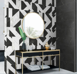 Przy ścianie dekoracyjna półka łazienkowa w czarnym kolorze ze złotymi akcentami, na półce dekoracje i ręczniki łazienkowe, na ścianie okrągłe lustro, ściana wyłożona Vernazza Regio 30x90 płytka ścienna imitująca marmur