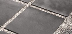Ścieżka na podsypce stworzona za pomocą płytek imitujących beton Art Graphite