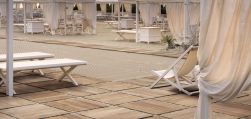 Plaża z licznymi białymi leżakami, stolikami, zasłonami i płytkami Travel Southgold