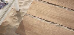 Chodnik na piasku stworzony za pomocą płytek imitujących drewno Travel Southgold