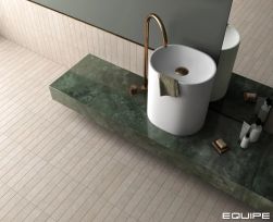 Łazienka wyłożona beżowymi cegiełkami Stage Taupe z zielonym blatem i umywalką stojącą