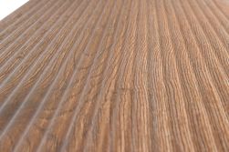 Zbliżenie na strukturę brązowej płytki imitującej drewno ze żłobieniami At.Boreal Deck Nut 23x120