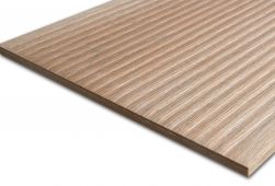 Zbliżenie na strukturę brązowej płytki drewnopodobnej ze żłobieniami At.Boreal Deck Miel 23x120