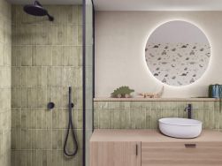 Łazienka ze ścianą wyłożoną zielonymi cegiełkami Sunset Sage z kabiną prysznicową, drewnianą szafką z białą umywalką nablatową i okrągłym lustrem