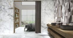 Łazienka wyłożona jasnymi płytkami imitującymi marmur Supreme White SP z drewnianą szafką i półką z dwiema ciemnymi umywalkami nablatowymi, lustrem i widokiem na sypialnię