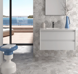 Łazienka z widokiem na morze, biała podwieszana szafka na umywalkę, na ścianie lustro i płytki Lithos Grey 11,6x10,1 płytki heksagonalne
