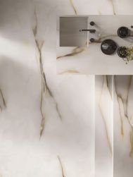 Biała płytka imitująca kamień onyks z kolekcji Tele di Marmo Pure Onyx na podłodze i kuchennej wyspie