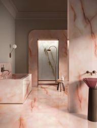 Łazienka wyłożona różowymi płytkami imitującymi kamień onyks z kolekcji Tele di Marmo Pure Onyx z wanną, prysznicem i umywalką stojącą