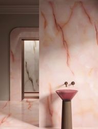 Łazienka wyłożona różowymi płytkami imitującymi kamień onyks z kolekcji Tele di Marmo Pure Onyx z różową umywalką stojącą
