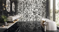 Łazienka wyłożona czarnymi płytkami imitującymi marmur z kolekcji Tele di Marmo Selection z białą wanną pod oknem, dwiema kabinami prysznicowymi, wiszącą półką z dwiema umywalkami nablatowymi, dwoma owalnymi lustrami i lampą wiszącą