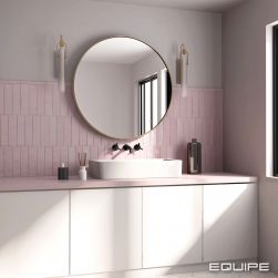 Romantyczna i delikatna łazienka z białymi meblami z różowymi blatami, białą umywalką nablatową, okrągłym lustrem, dwoma kinkietami i różowymi cegiełkami ściennymi z kolekcji Tribeca