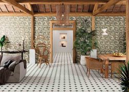 Jadalnia połączona z salonem, pod sufitem drewniane belki, meble z wikliny, na podłodze płytki oktagonalne z czarnymi kostkami, na ścianie Tropical Tupi Natural 30,5x30,5 płytki z motywem roślinnym