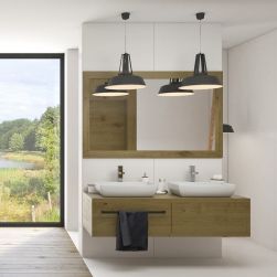 Biała łazienka z drewnianą szafką wiszącą z dwiema umywalkami nablatowymi prostokątnymi Korki z bateriami stojącymi, lustrem w ramie i lampami wiszącymi