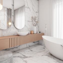 Łazienka w marmurze z długą szafką z umywalką białą nablatową owalną Otyla, z dwoma lustrami i wanną wolnostojącą