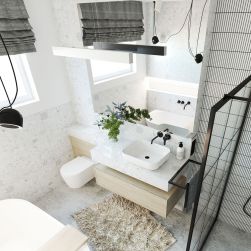 Łazienka z płytkami lastryko i białą umywalką nablatową prostokątną Adiuca na wiszącej półce