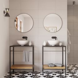 Łazienka z dwiema białymi umywalkami nablatowymi okrągłymi Malo na dwóch stolikach, z dwoma okrągłymi lustrami i czarnym kinkietem
