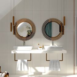 Dwie białe umywalki nablatowe prostokątne Kori na białej półce wiszącej z dwoma lustrami okrągłymi w ramach i dwoma lampami wiszącymi
