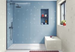Kolorowa łazienka z niebieską ścianą pod prysznicem i pozostałymi ścianami wyłożonymi białymi płytkami dekoracyjnymi Vaho White, z dużą kabiną prysznicową, półką w ścianie z kosmetykami oraz oknem z kwiatem