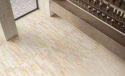 Beżowa podłoga w salonie z wykorzystaniem płytek Varana Stone Blocks Beige 60x120
