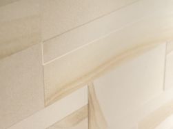 Zbliżenie na płytkę Varana Stone Blocks Beige Silktech 60x120