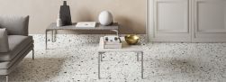 Pok&oacute;j z podłogą wyłożoną płytkami lastryko Venice Villa Silver z kanapą i dwoma stolikami