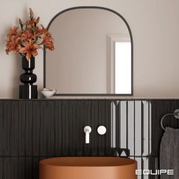 Łazienka z czarnymi cegiełkami dekoracyjnymi w połysku Vitral Axis Black z brązową umywalką i lustrem