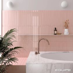 Łazienka z różowymi cegiełkami w połysku Vitral Pink oraz marmurową umywalką