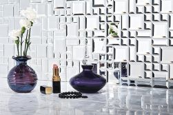 Srebrna mozaika lustrzana Vitrum Dual 001 z wazonem z kwiatami, flakonem perfum i pomadką