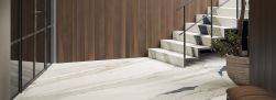 Korytarz ze schodami wyłożony płytkami imitującymi marmur Marmi Maxfine Vogue