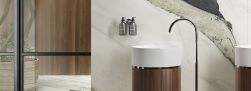 Ściana w łazience wyłożona płytkami imitującymi marmur Marmi Maxfine Vogue, z umywalką stojącą
