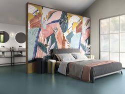 Sypialnia ze ścianką wyłożoną dekoracyjnymi płytkami w kolorowy wzór z kolekcji Atelier z łóżkiem i dwoma stolikami