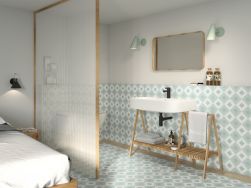 Sypialnia połączona z łazienką, wyłożona niebieskimi płytkami patchworkowymi z kolekcji Brianna z umywalką ścienną, lustrem i dwoma kinkietami