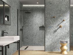 Łazienka ze ścianami wyłożonymi grafitowymi płytkami lastryko Ceppo Party Matt z kabiną prysznicową, umywalką na stelażu i lustrem