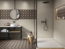 Łazienka wyłożona płytkami patchworkowymi Dahlia Day z kabiną prysznicową, umywalką nablatową na stoliku i okrągłym lustrem
