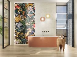 Łazienka z płytkami dekoracyjnymi Decor Set AB Tropical, z błyszczącą wanną w kolorze łososiowym, stołkiem i dwoma kulistymi kinkietami