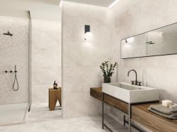Łazienka wyłożona beżowymi płytkami imitującymi kamień z kolekcji Augustus z kabiną prysznicową i drewnianym blatem z betonową umywalką oraz lustrem