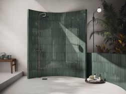 Łazienka z zielonymi cegiełkami ściennymi w połysku Stardust Green z prysznicem i kosmetykami