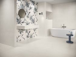 Minimalistyczna łazienka ze ścianą za umywalką wyłożoną dekoracyjnymi płytkami Set Decor Raw Naive z okrągłym lustrem i wanną wolnostojącą
