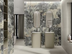 Łazienka wyłożona beżowymi płytkami imitującymi beton Raw Cotton Smooth oraz płytkami imitującymi kamień, z dwiema umywalkami stojącymi i dwoma lustrami