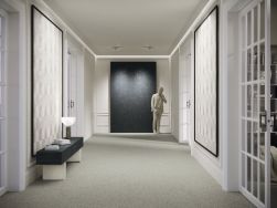 Elegancki korytarz wyłożony płytkami z kolekcji Esencia Material