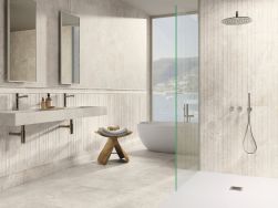 Łazienka wyłożona beżowymi płytkami ściennymi strukturalnymi Caesar Cream z kabiną prysznicową, białą wanną, wiszącą umywalką podwójną i dwoma lustrami
