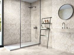 Łazienka wyłożona ściennymi dekoracyjnymi płytkami beżowymi imitującymi kamień Lacer Mix Cream z kabiną prysznicową, umywalką ścienną, okrągłym lustrem i drabiną z kosmetykami