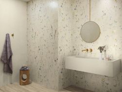 Łazienka ze ścianą wyłożoną płytkami dekoracyjnymi Polan Mix Toasted z umywalką wiszącą i okrągłym lustrem