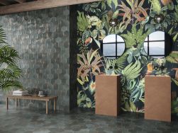 Łazienka ze ścianą wyłożoną dekoracyjnymi płytkami w egzotyczne wzory z kolekcji Atelier z dwiema umywalkami stojącymi, okrągłymi lustrami i ławą