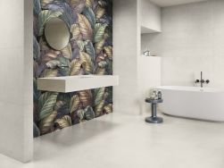Minimalistyczna łazienka ze ścianą z umywalką wiszącą wyłożoną płytkami dekoracyjnymi w kolorowe liście Decor Set Follaje oraz z okrągłym lustrem i wanną wolnostojącą